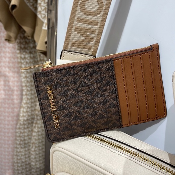 Michael Kors Jet Set Travel Medium Top Zip Card Case Wallet

Brown 
NWT - Picture 2 of 16